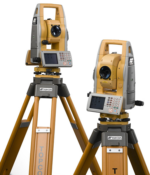 Dwa tachimetry TOPCON na statywach